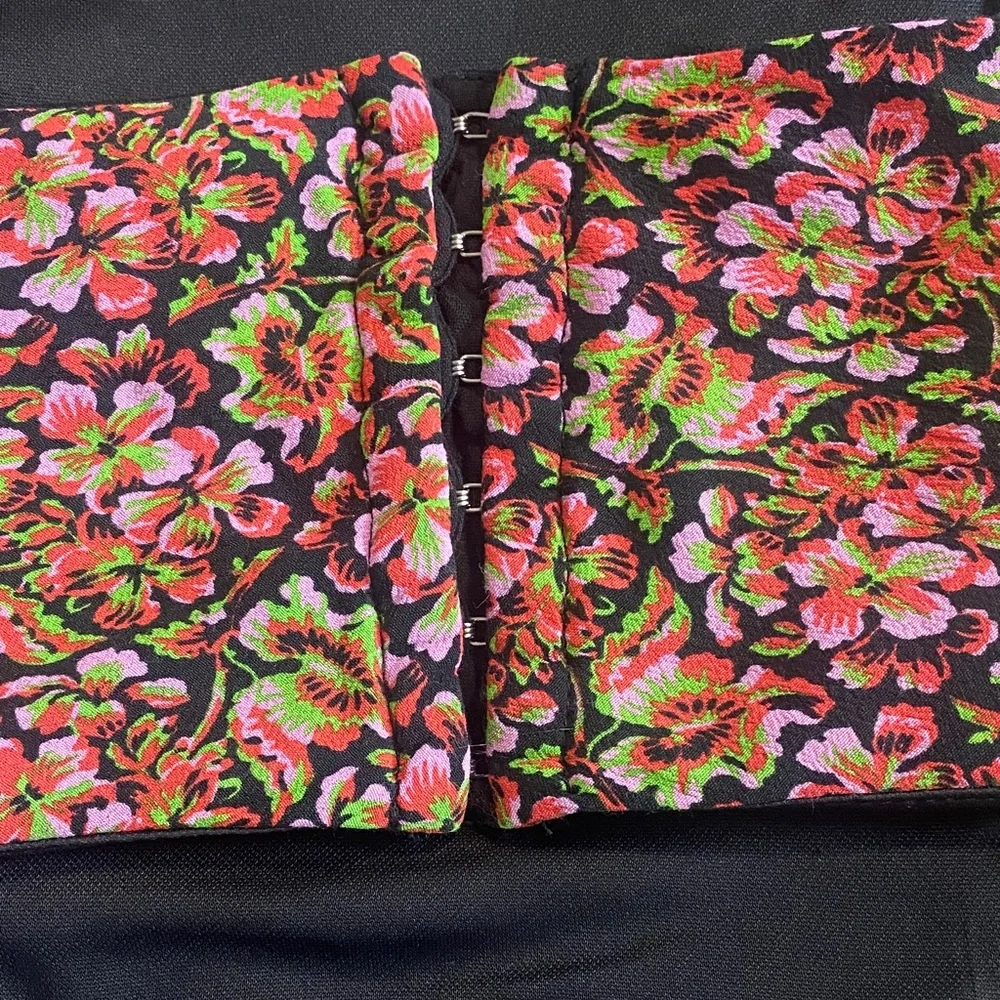 Zara Floral Crop Top in Black and Pink - Picture 4 of 8